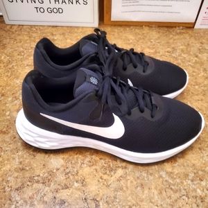 Nike women's tennis shoes size 9